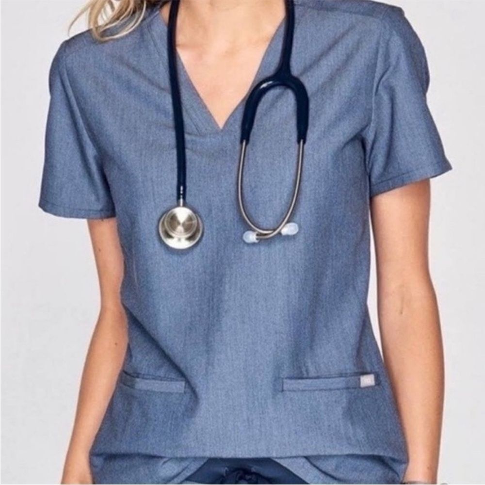 FIGS Casma Three Pocket V Neck Scrub Top
